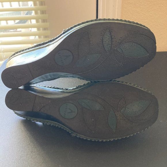 Clarks Artisan Collection Green Clog Size 7M Swirl Design - Picture 8 of 8